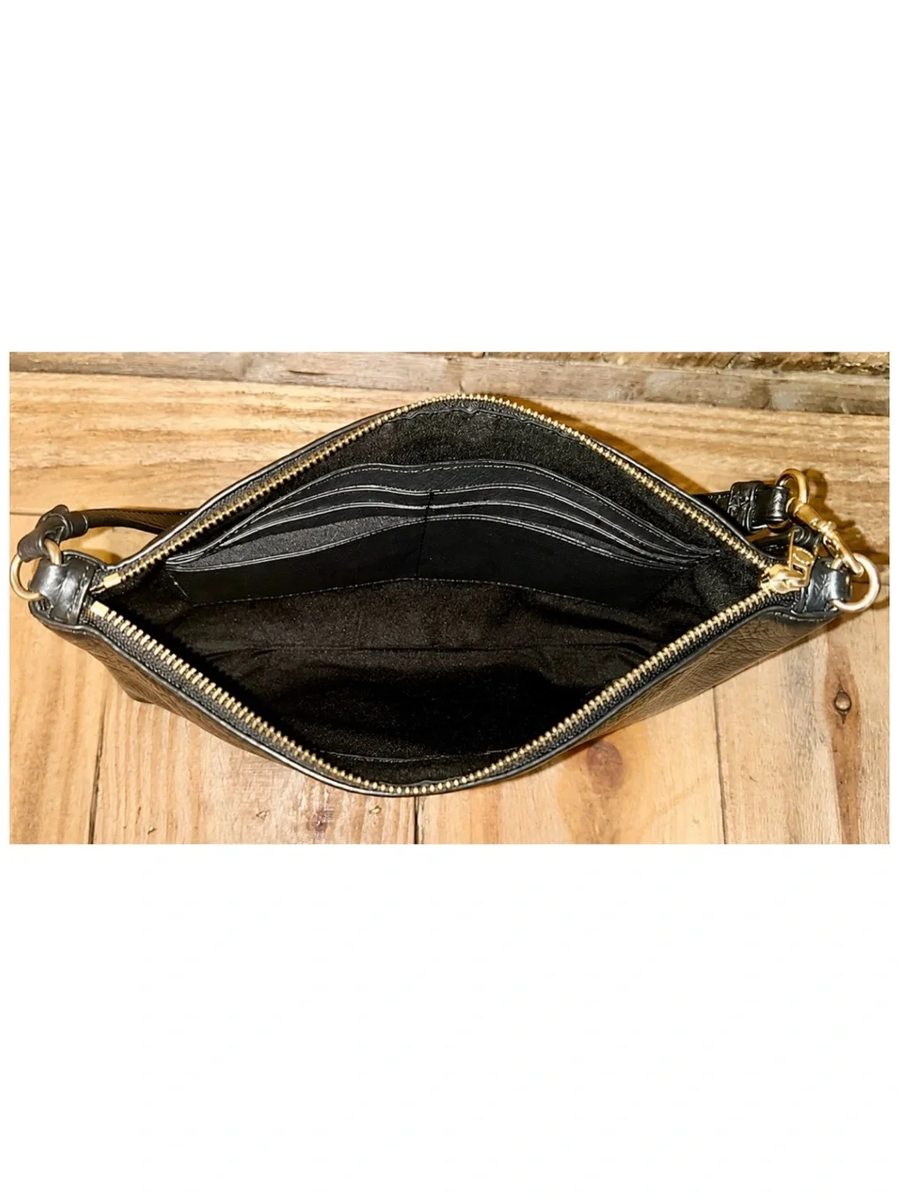 Coach. 4 Piece: Large Wristlet 25 with Free Eyeglasses, Bow Charm & Chain Strap. - Picture 4 of 16